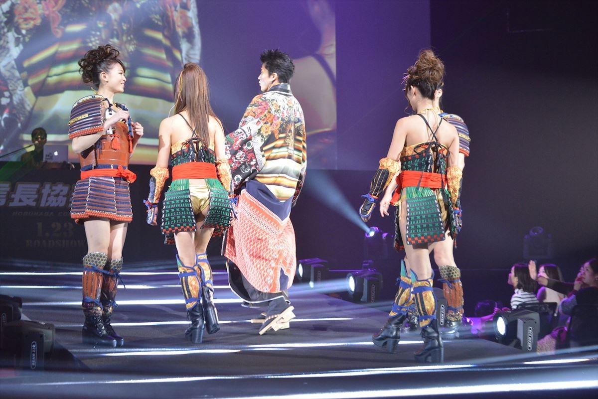 小栗旬、ド派手美女を従え「めでたい」と大照れ　和装でランウェイ登場