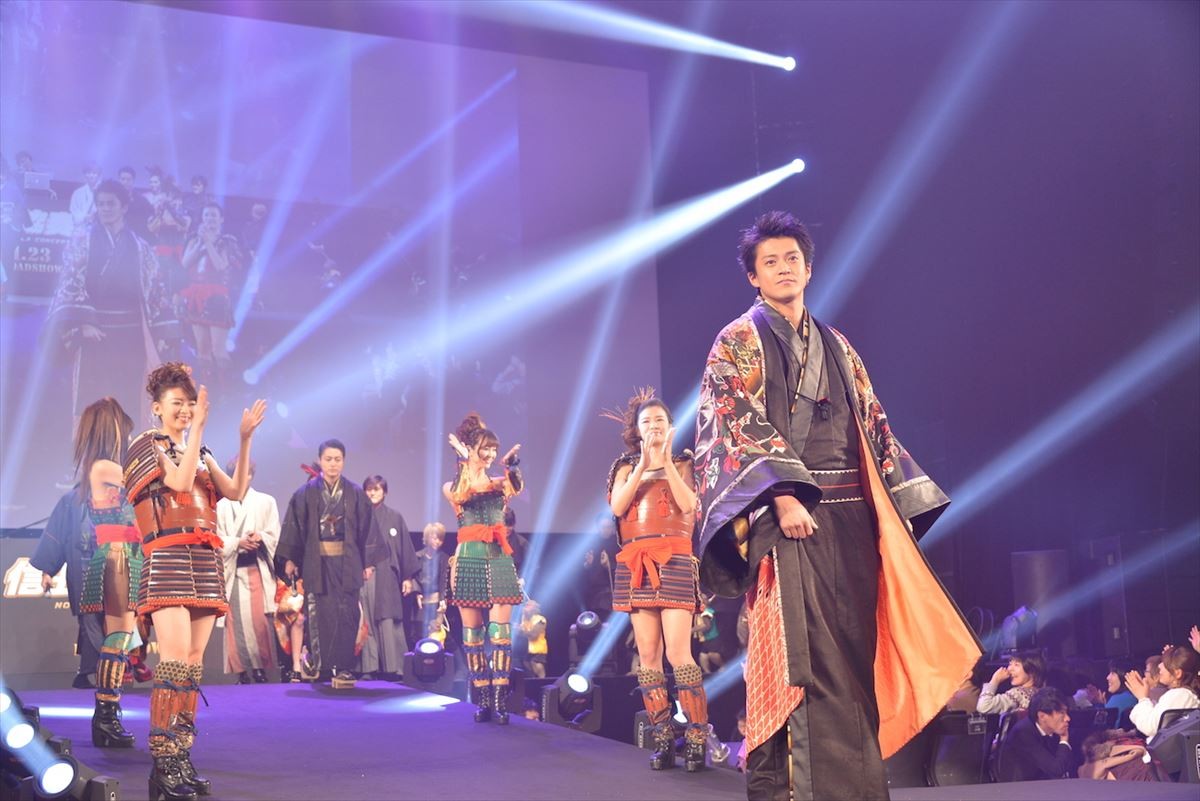 小栗旬、ド派手美女を従え「めでたい」と大照れ　和装でランウェイ登場