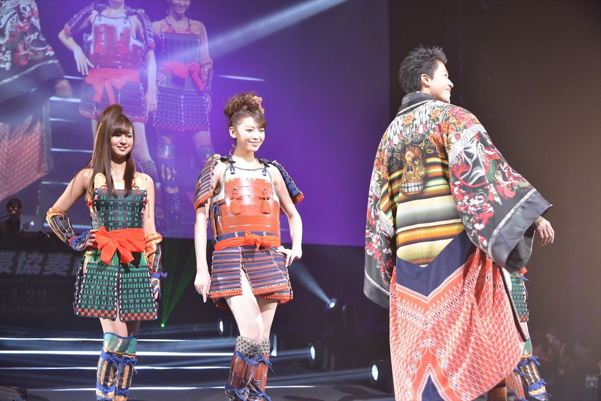 小栗旬、ド派手美女を従え「めでたい」と大照れ　和装でランウェイ登場