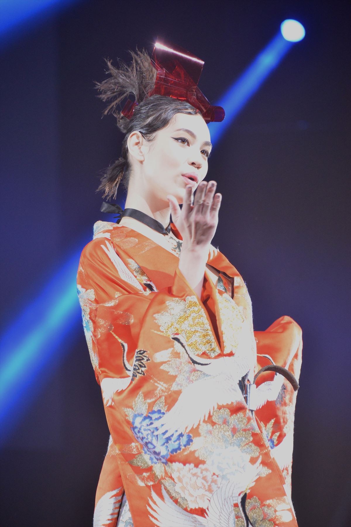 小栗旬、ド派手美女を従え「めでたい」と大照れ　和装でランウェイ登場
