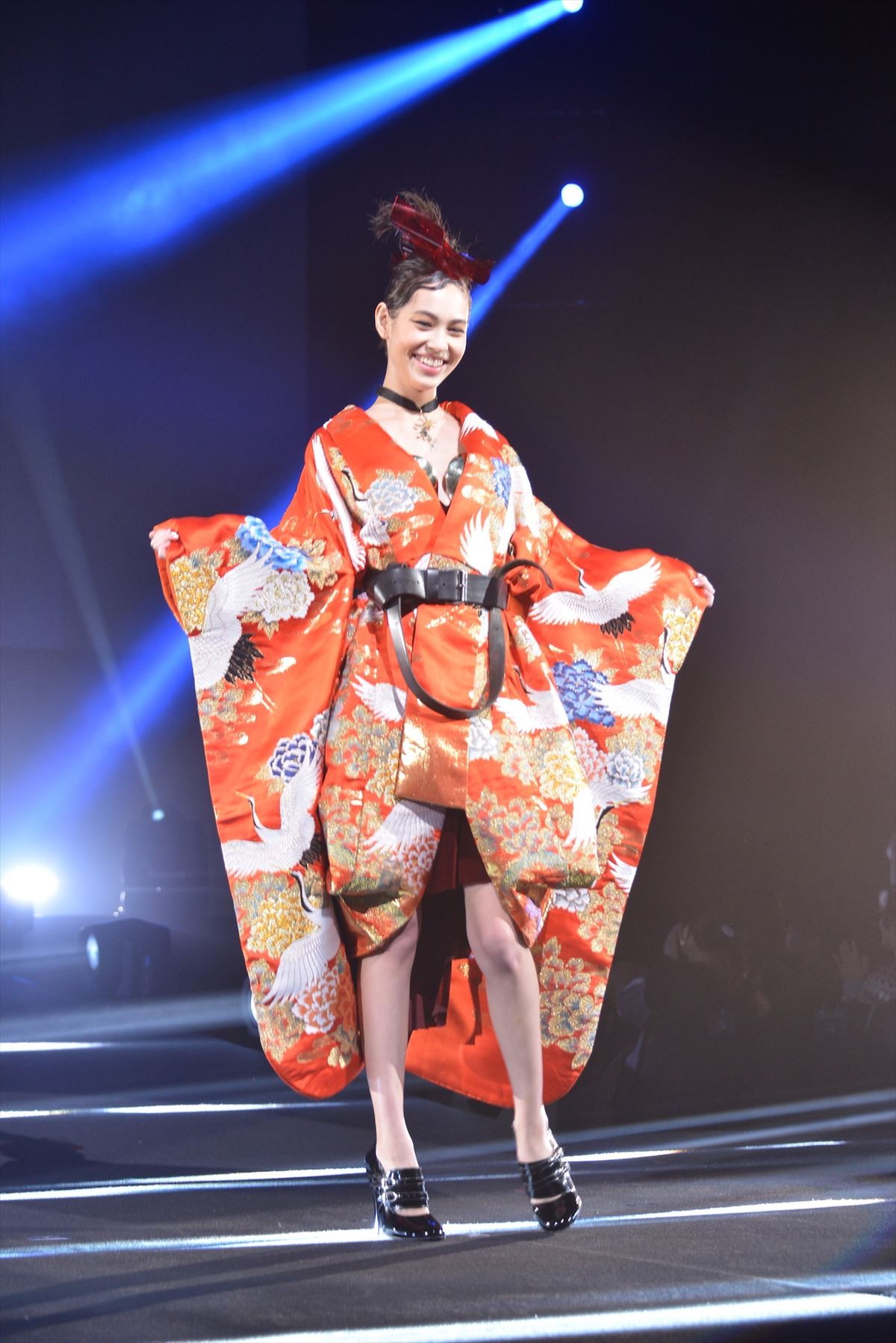 小栗旬、ド派手美女を従え「めでたい」と大照れ　和装でランウェイ登場