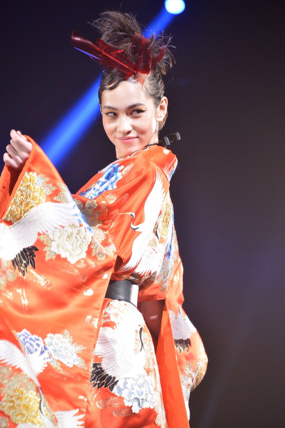 小栗旬、ド派手美女を従え「めでたい」と大照れ　和装でランウェイ登場