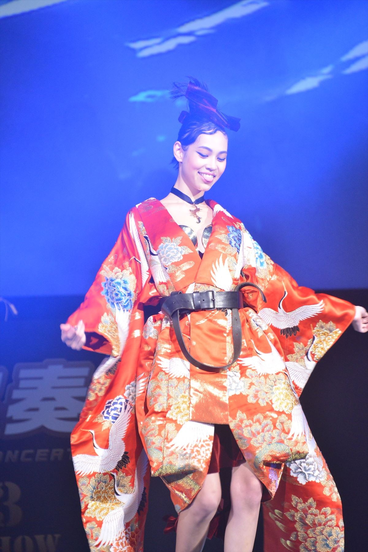 小栗旬、ド派手美女を従え「めでたい」と大照れ　和装でランウェイ登場