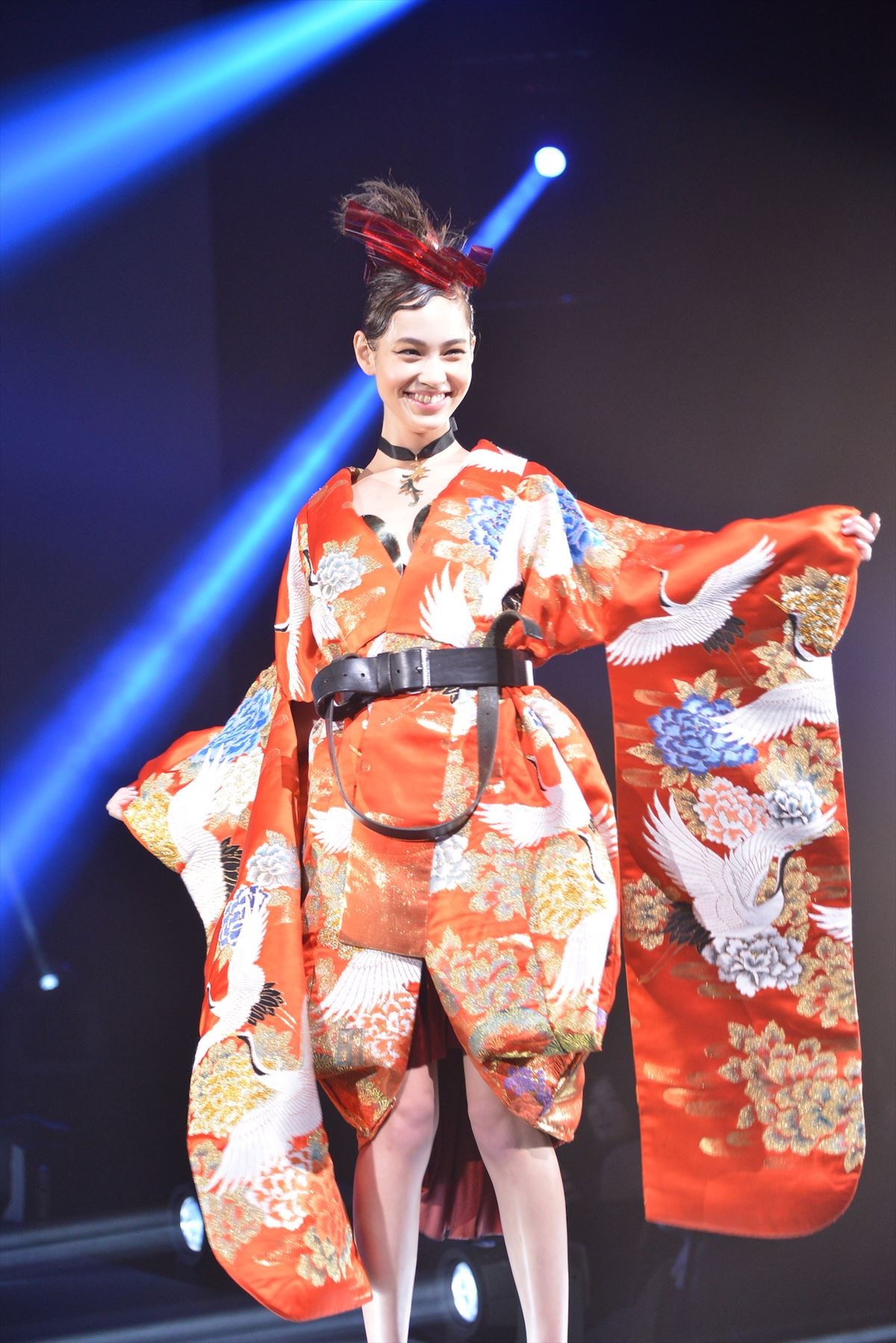 小栗旬、ド派手美女を従え「めでたい」と大照れ　和装でランウェイ登場