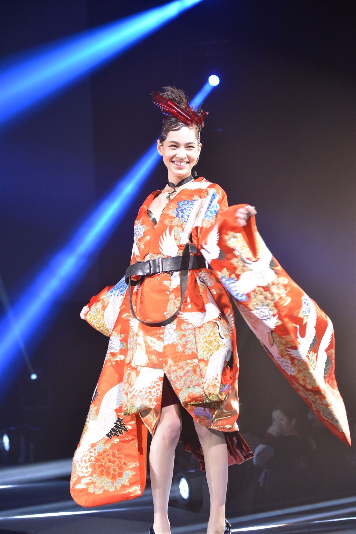小栗旬、ド派手美女を従え「めでたい」と大照れ　和装でランウェイ登場