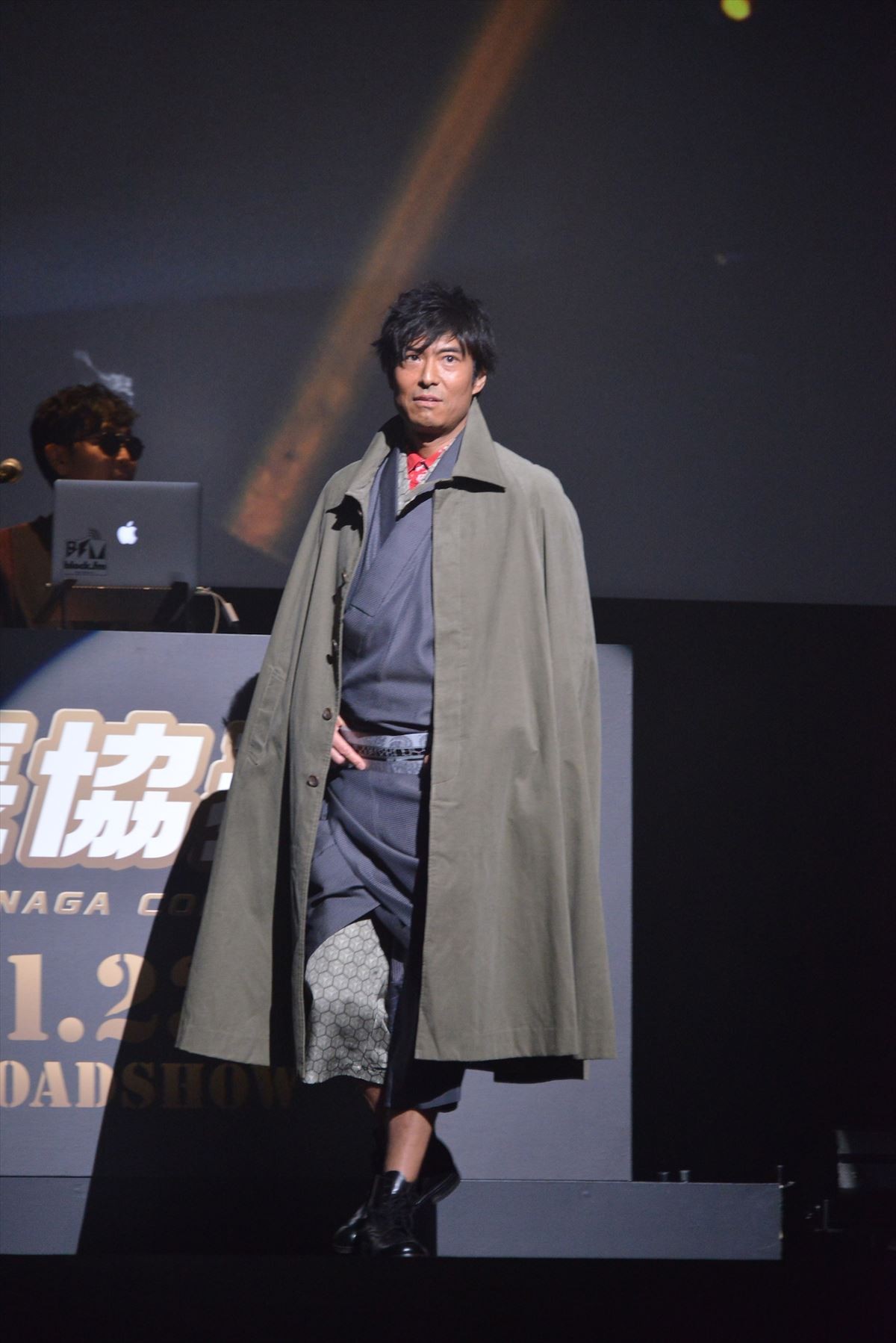 小栗旬、ド派手美女を従え「めでたい」と大照れ　和装でランウェイ登場