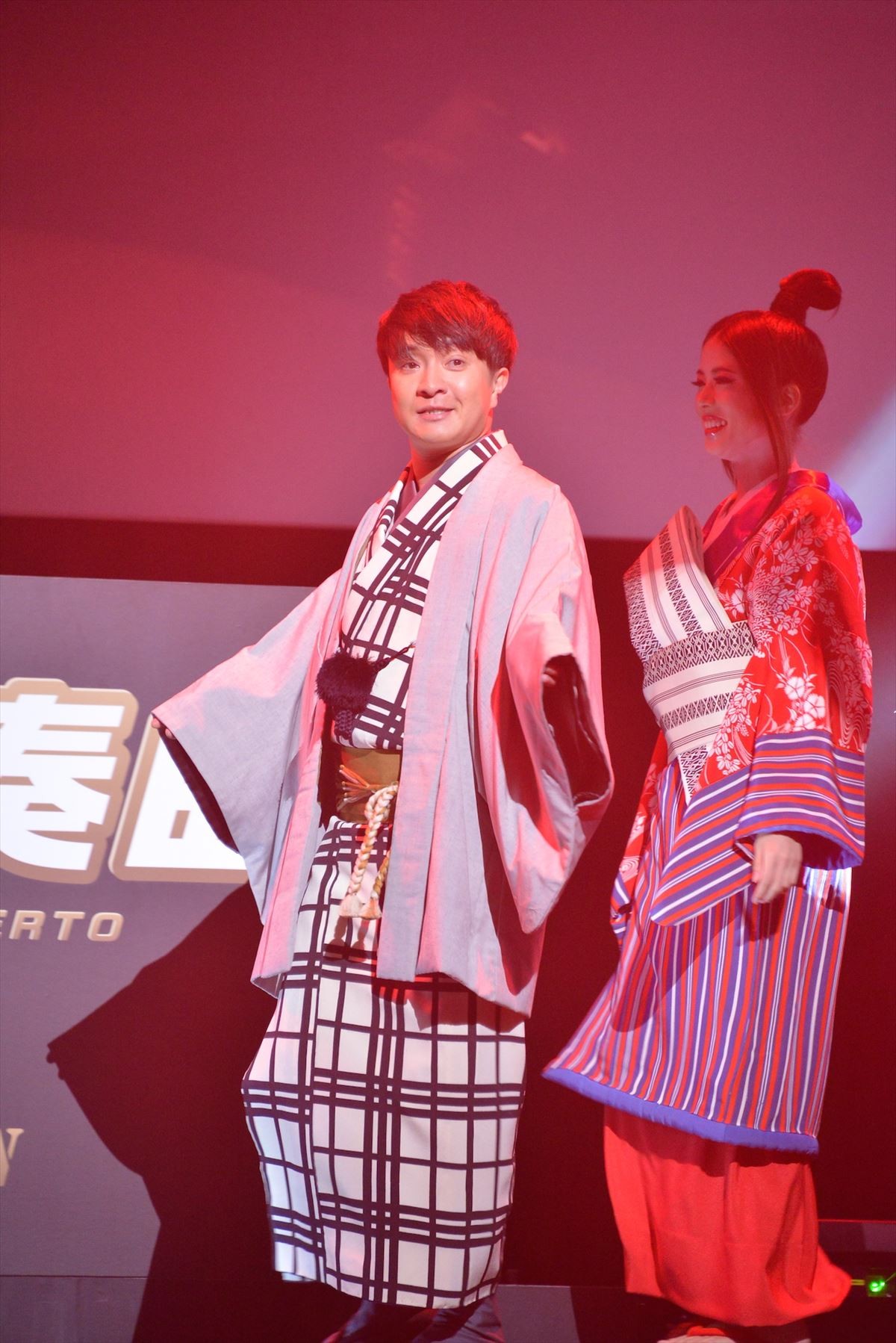 小栗旬、ド派手美女を従え「めでたい」と大照れ　和装でランウェイ登場