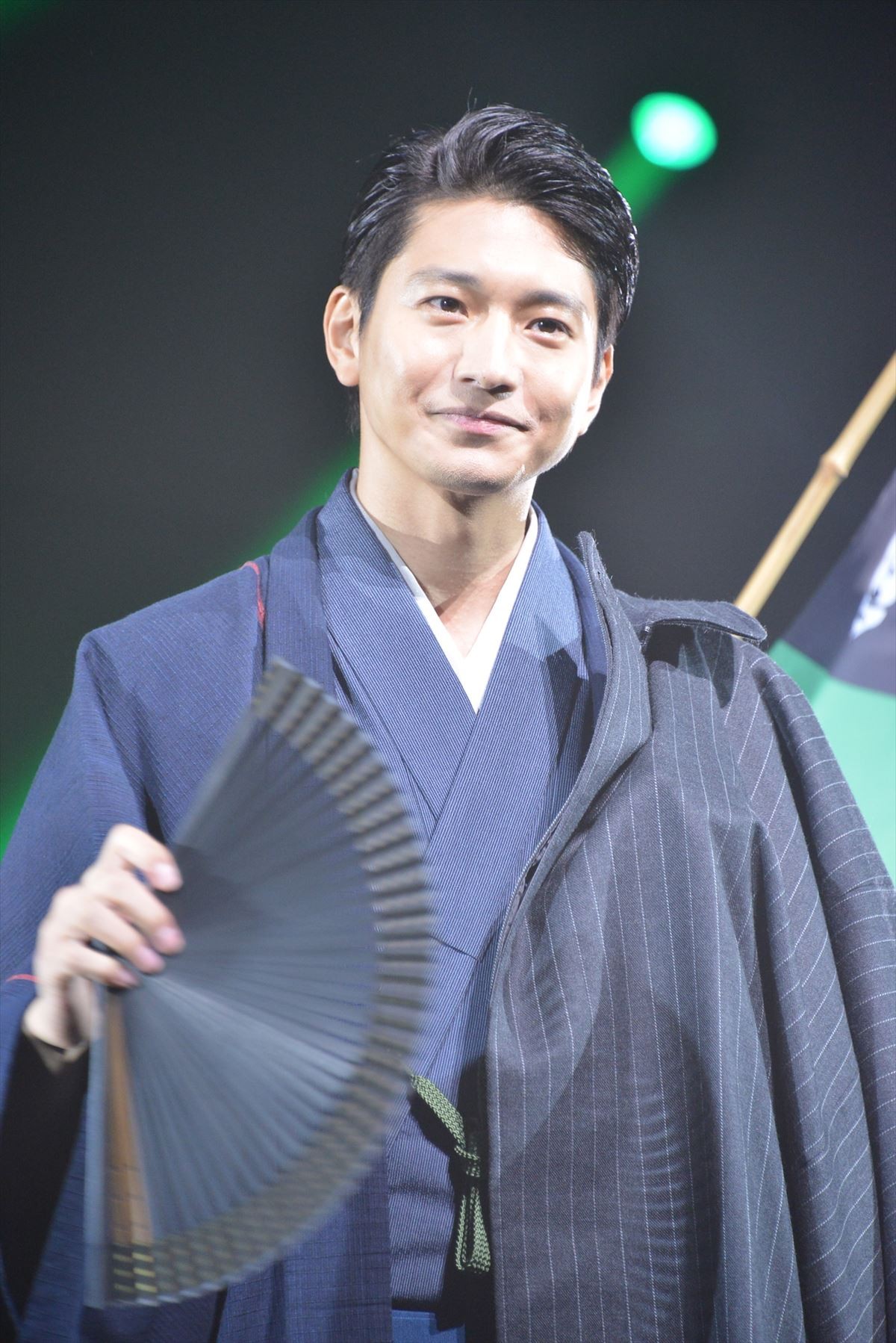 小栗旬、ド派手美女を従え「めでたい」と大照れ　和装でランウェイ登場