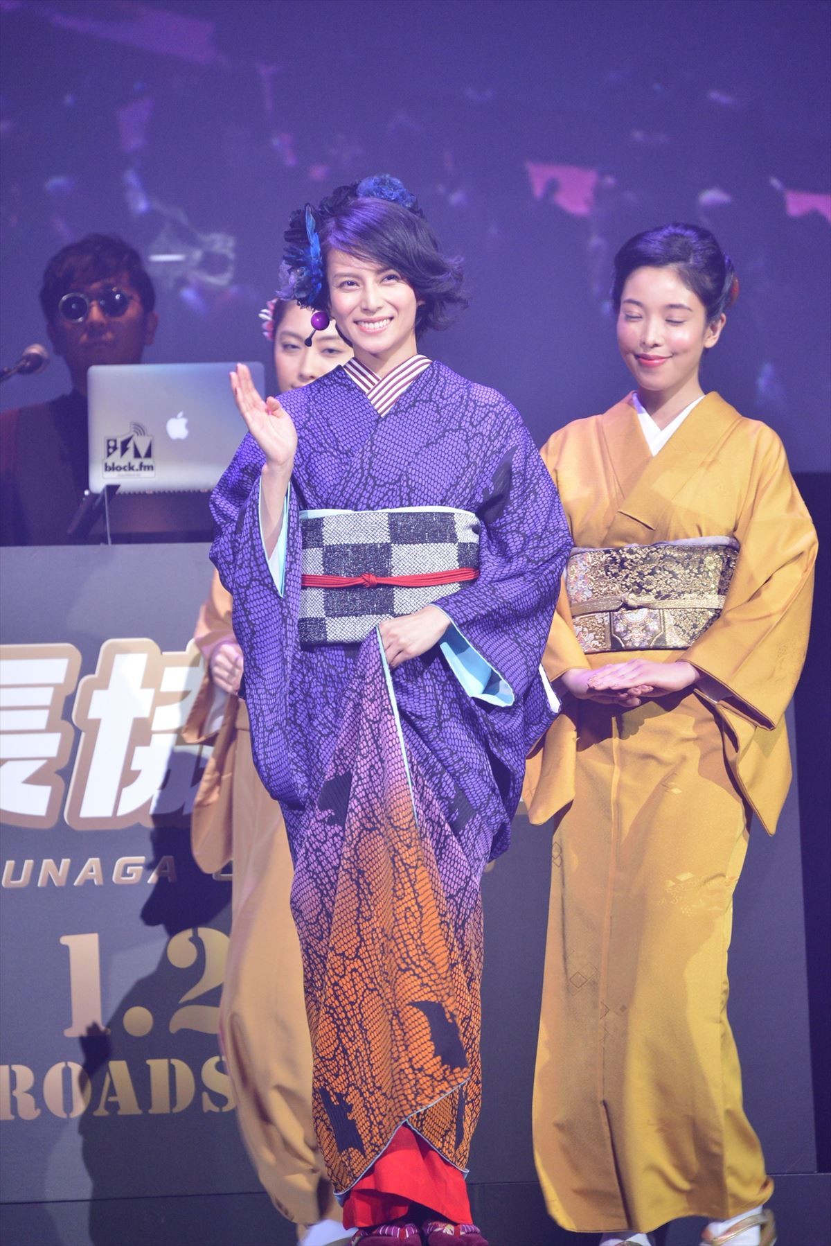 小栗旬、ド派手美女を従え「めでたい」と大照れ　和装でランウェイ登場