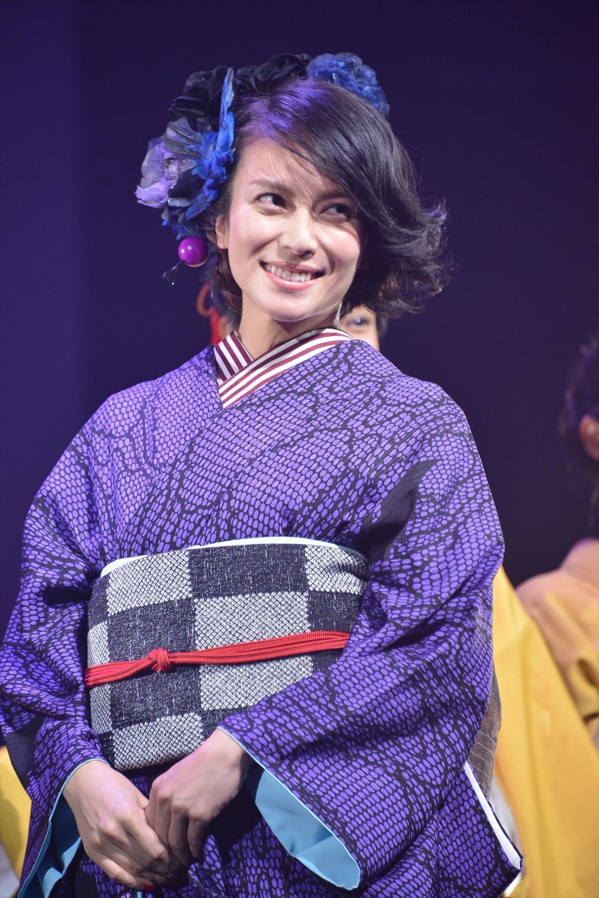 小栗旬、ド派手美女を従え「めでたい」と大照れ　和装でランウェイ登場