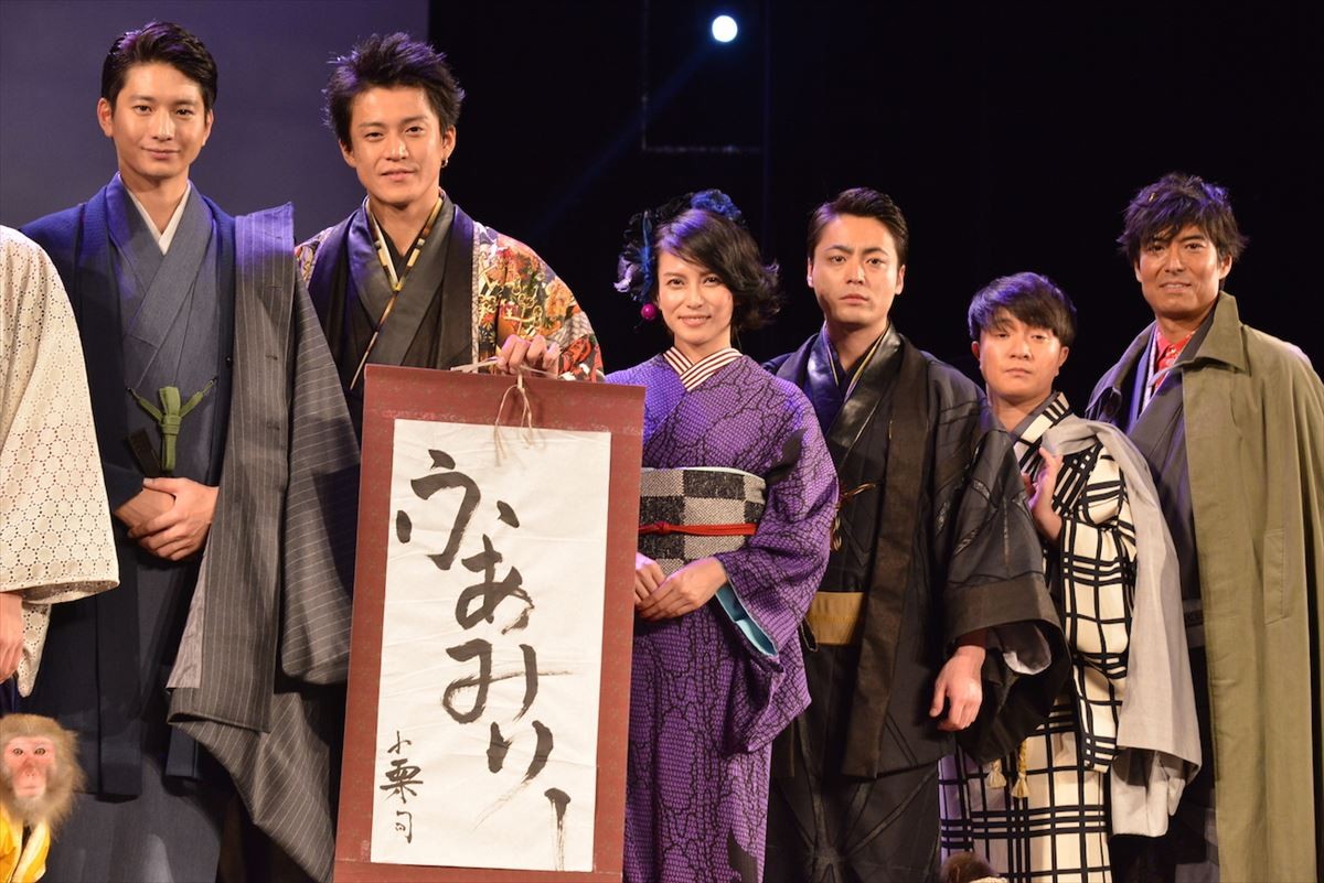 小栗旬、ド派手美女を従え「めでたい」と大照れ　和装でランウェイ登場