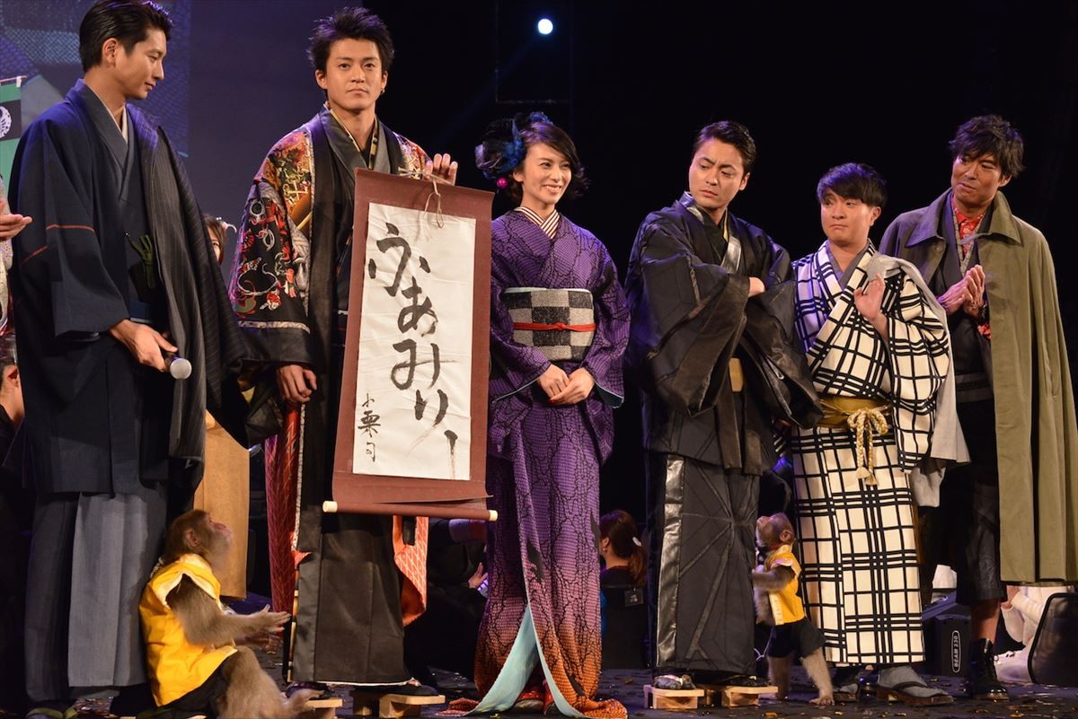 小栗旬、ド派手美女を従え「めでたい」と大照れ　和装でランウェイ登場