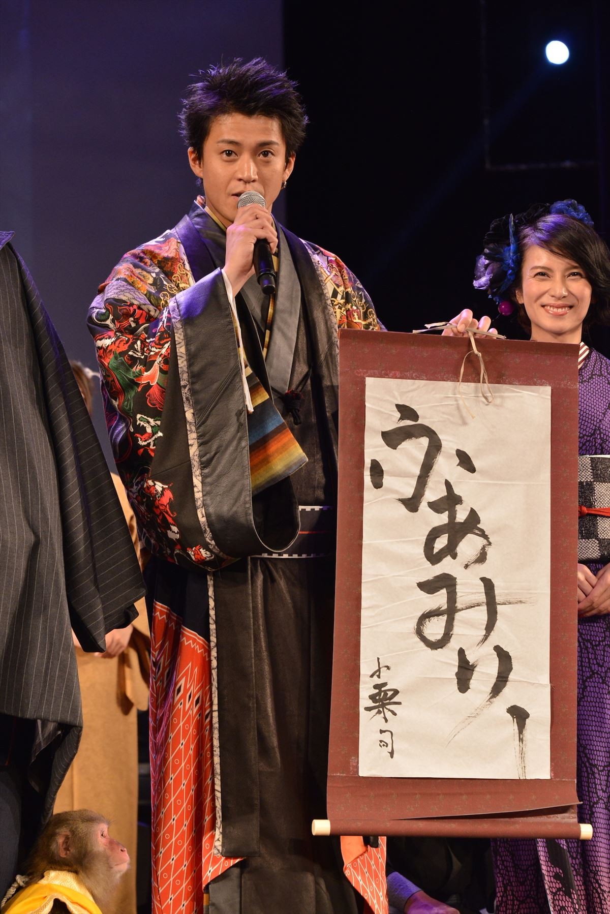 小栗旬、ド派手美女を従え「めでたい」と大照れ　和装でランウェイ登場