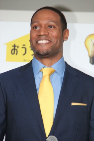 ソフトバンク新サービスに関する記者発表会に登場したダンテ・カーヴァー