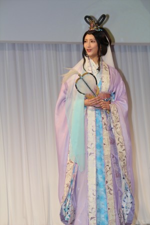 「au発表会2016 Spring」に登場した菜々緒