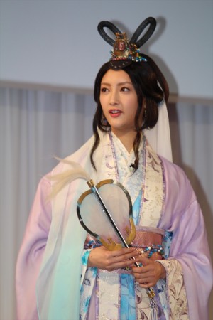 「au発表会2016 Spring」に登場した菜々緒