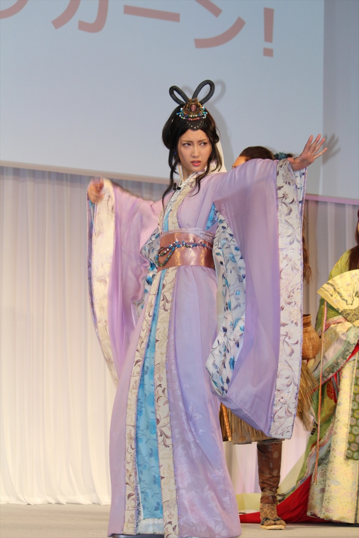 菜々緒、セクシー乙姫で“ドッカーン”ポーズ　桐谷健太を魅了