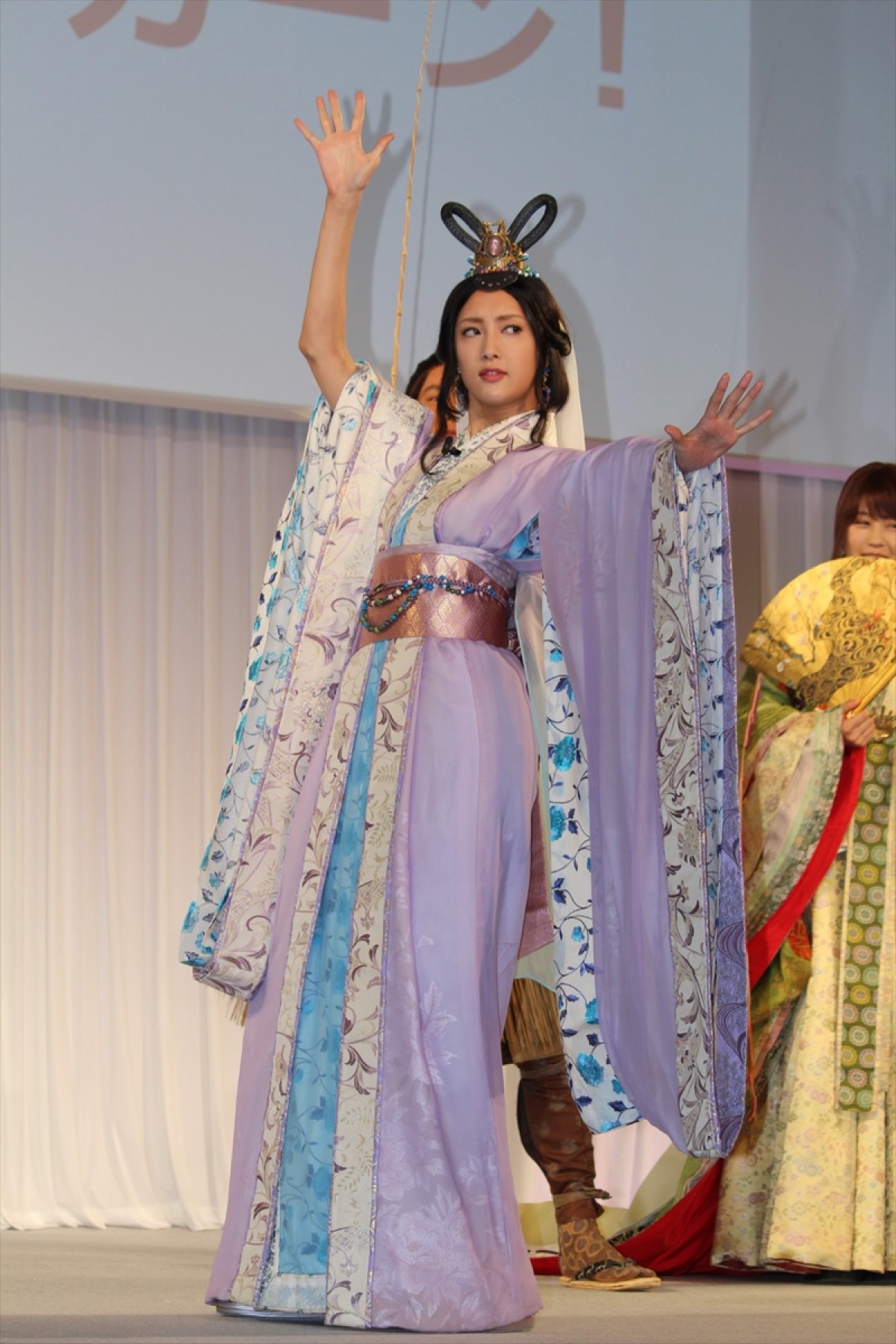 菜々緒、セクシー乙姫で“ドッカーン”ポーズ　桐谷健太を魅了