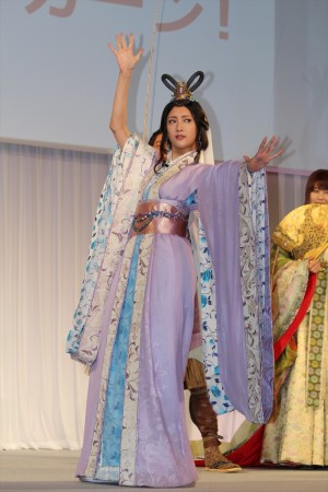 「au発表会2016 Spring」に登場した菜々緒