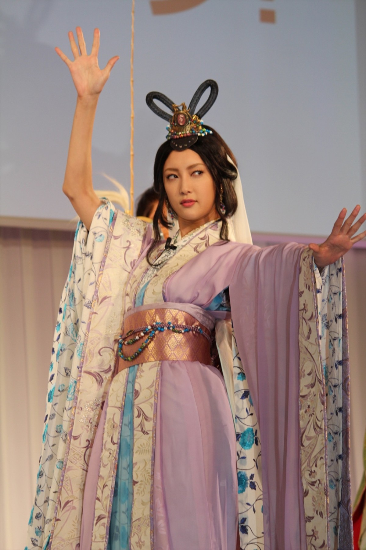 菜々緒、セクシー乙姫で“ドッカーン”ポーズ　桐谷健太を魅了