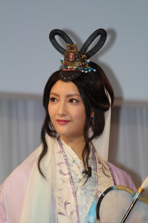 「au発表会2016 Spring」に登場した菜々緒