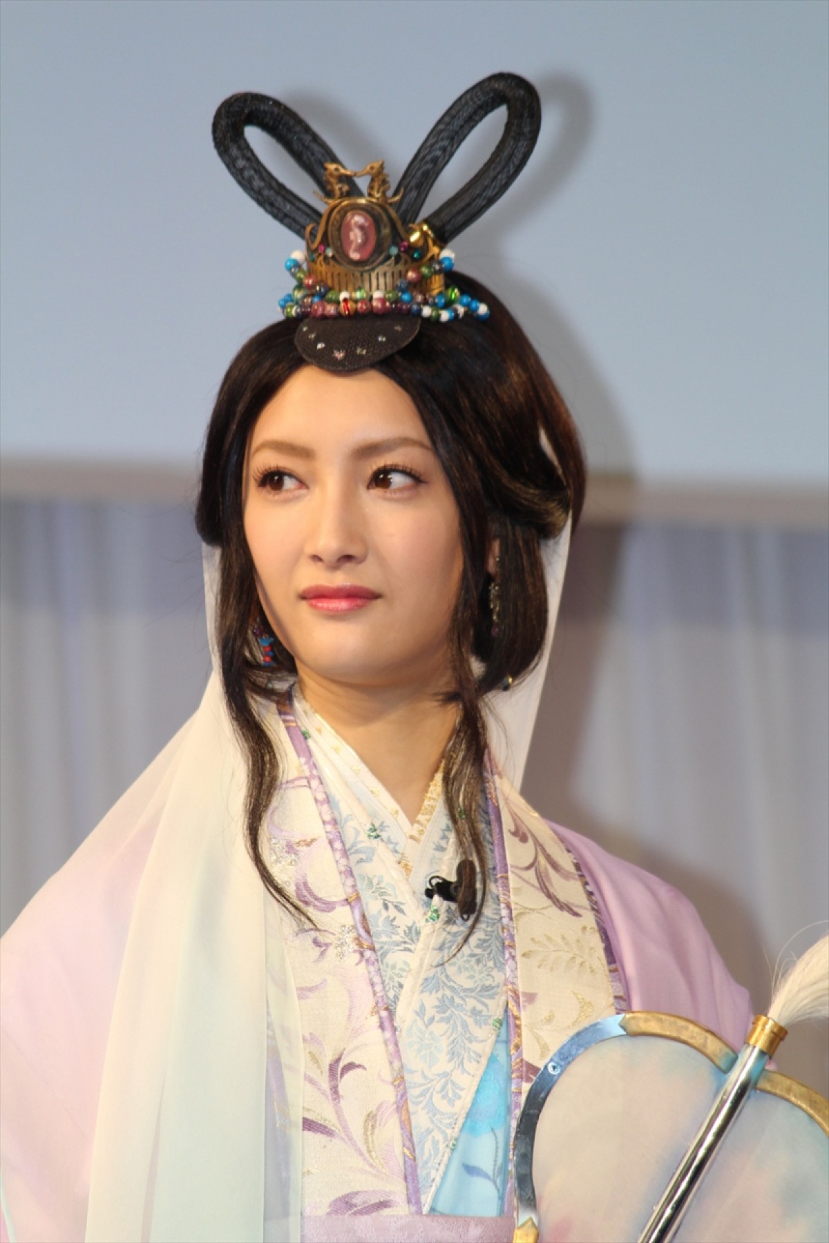 菜々緒、セクシー乙姫で“ドッカーン”ポーズ　桐谷健太を魅了