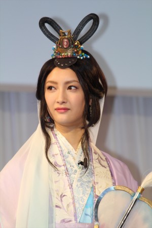 「au発表会2016 Spring」に登場した菜々緒