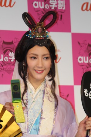 「au発表会2016 Spring」に登場した菜々緒