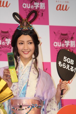 「au発表会2016 Spring」に登場した菜々緒