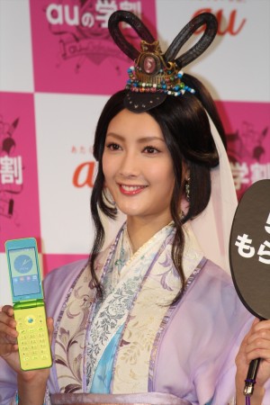 「au発表会2016 Spring」に登場した菜々緒