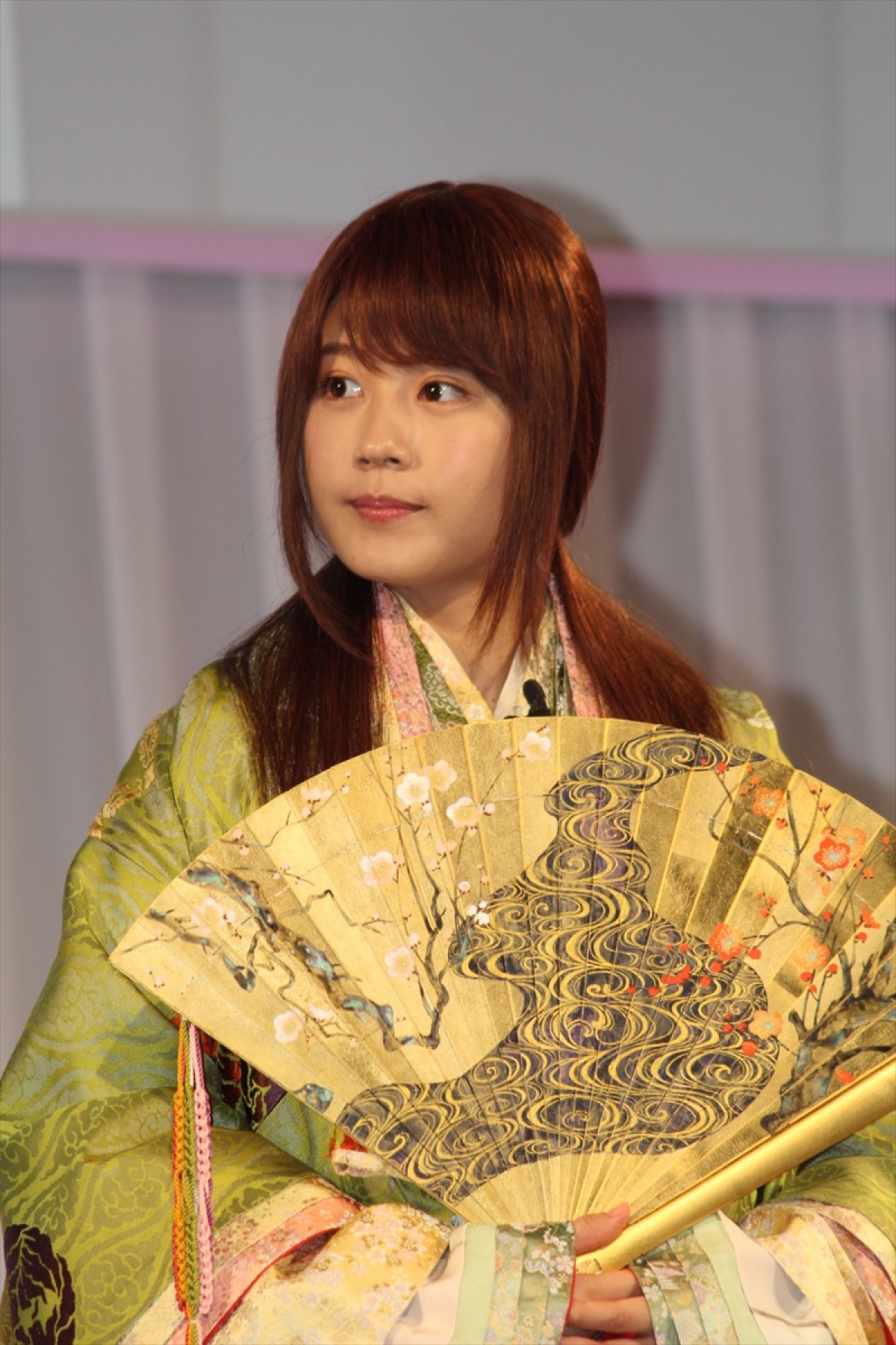 菜々緒、セクシー乙姫で“ドッカーン”ポーズ　桐谷健太を魅了