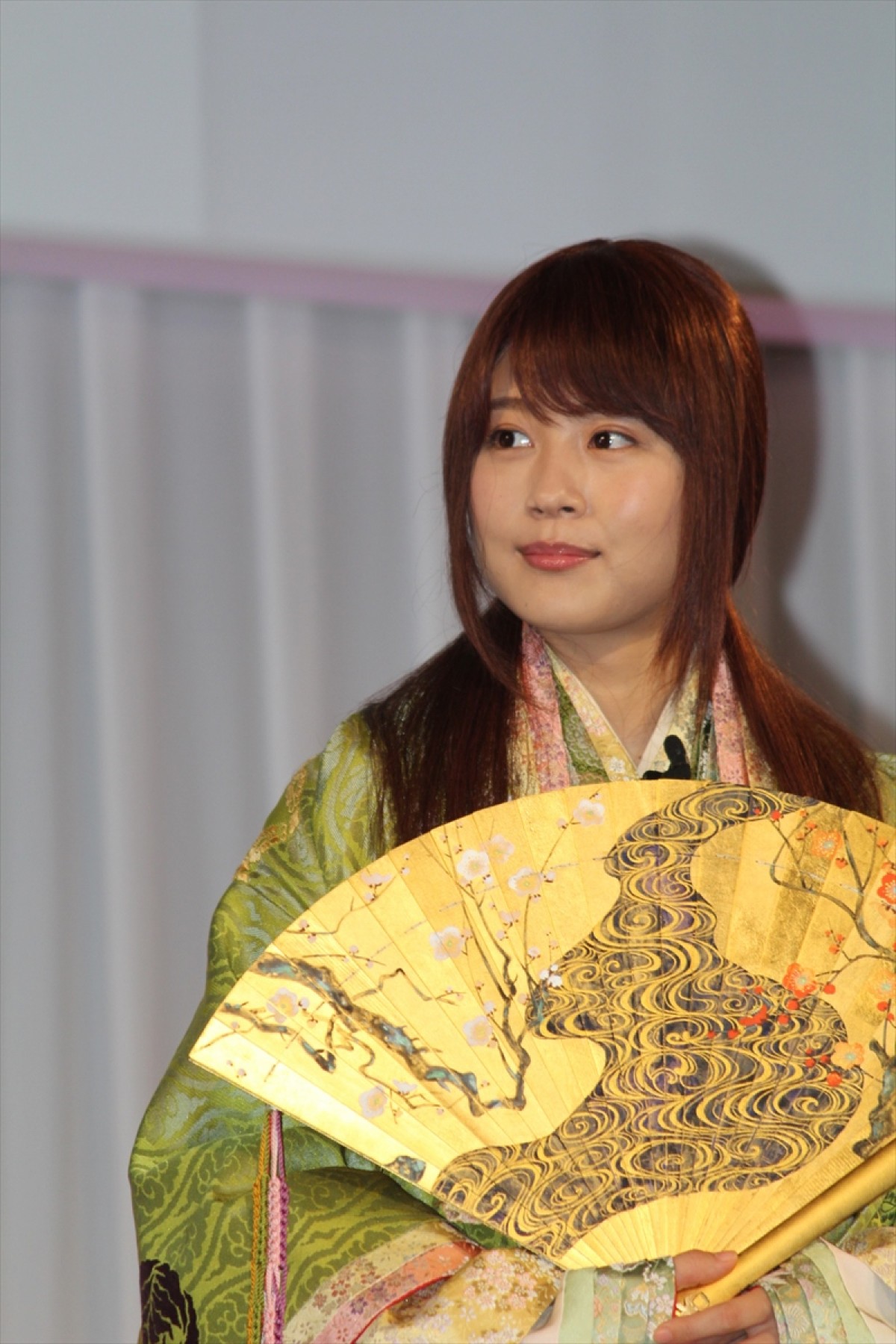 菜々緒、セクシー乙姫で“ドッカーン”ポーズ　桐谷健太を魅了