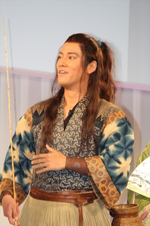 「au発表会2016 Spring」に登場した桐谷健太