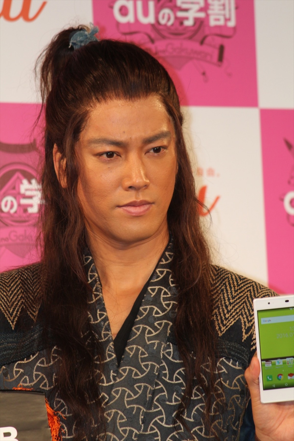 菜々緒、セクシー乙姫で“ドッカーン”ポーズ　桐谷健太を魅了