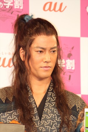 「au発表会2016 Spring」に登場した桐谷健太