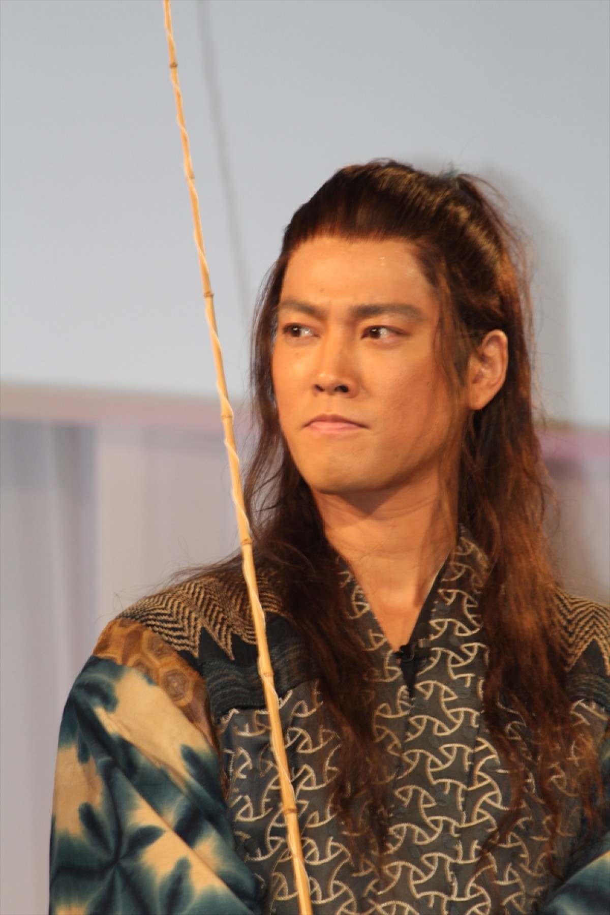 菜々緒、セクシー乙姫で“ドッカーン”ポーズ　桐谷健太を魅了