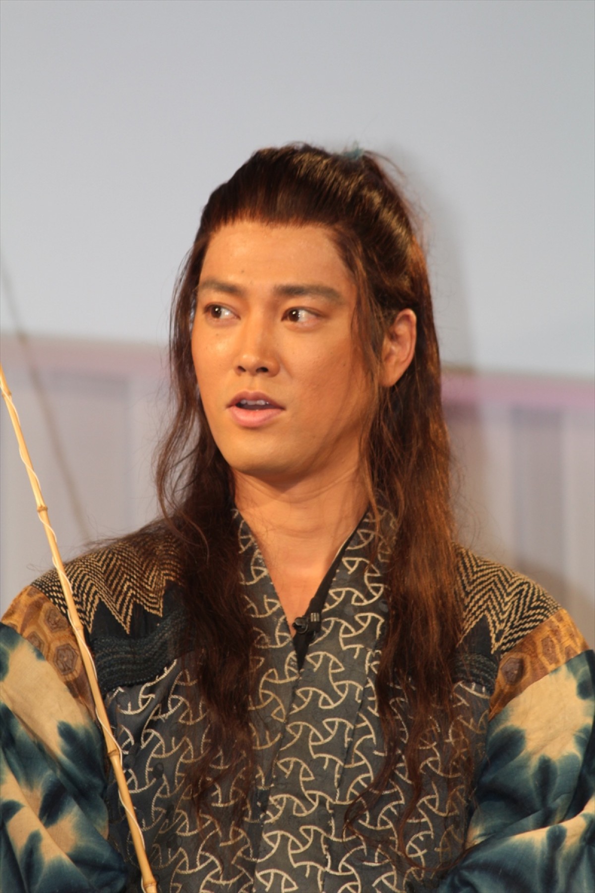 菜々緒、セクシー乙姫で“ドッカーン”ポーズ　桐谷健太を魅了