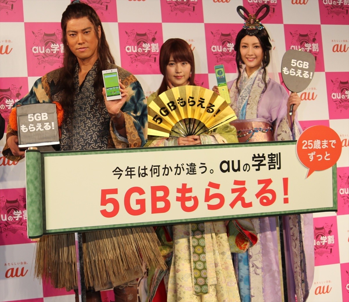 菜々緒、セクシー乙姫で“ドッカーン”ポーズ　桐谷健太を魅了