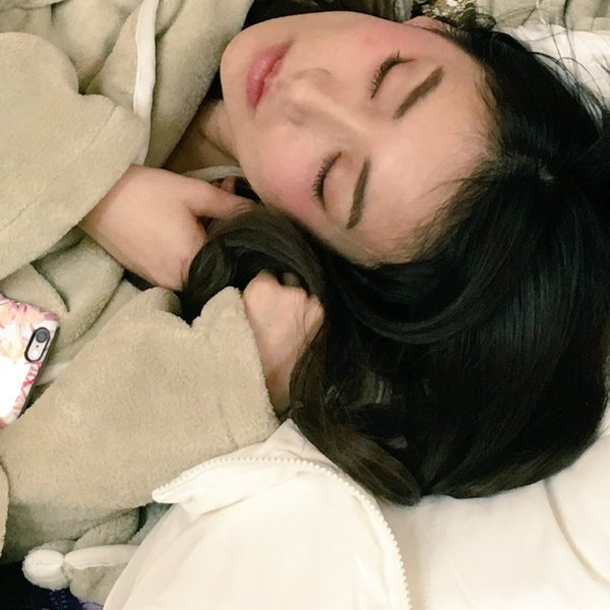 大島優子、前田敦子、高橋みなみがPV現場3ショット 　お疲れな“寝顔”も公開
