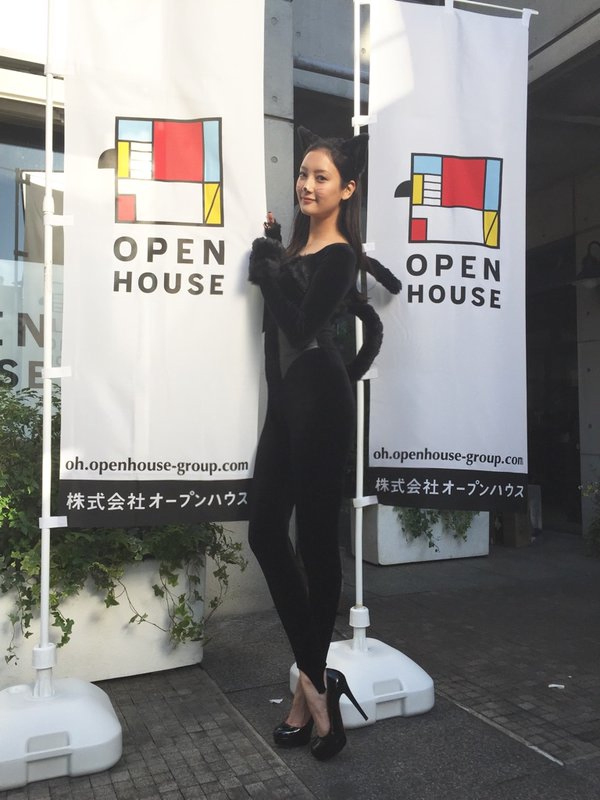 菜々緒、泥棒猫に変身!