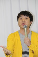 『悪党たちは千里を走る』記者発表会に登壇したムロツヨシ