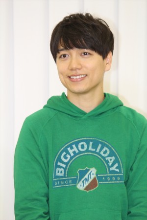 『悪党たちは千里を走る』記者発表会に登壇した山崎育三郎