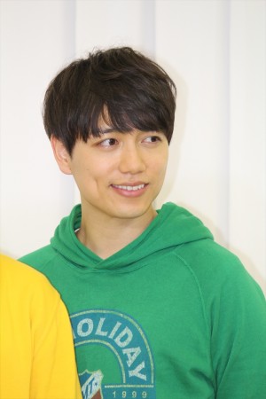 『悪党たちは千里を走る』記者発表会に登壇した山崎育三郎