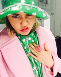 マイリー・サイラスの左手の薬指に元婚約者リアム・ヘムズワースから以前にもらった婚約指輪がキラリ