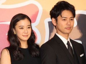映画『家族はつらいよ』完成報告会見に登壇した妻夫木聡、蒼井優