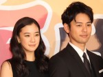 映画『家族はつらいよ』完成報告会見に登壇した妻夫木聡、蒼井優