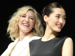 イベント「運命を、変えよう。～SK‐ll CHANGE DESTINY FORUM」に登場したケイト・ブランシェット、綾瀬はるか