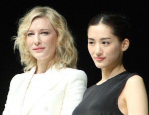 イベント「運命を、変えよう。～SK‐ll CHANGE DESTINY FORUM」に登場したケイト・ブランシェット、綾瀬はるか