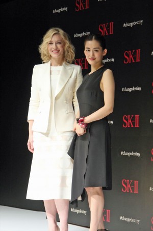 イベント「運命を、変えよう。～SK‐ll CHANGE DESTINY FORUM」に登場したケイト・ブランシェット、綾瀬はるか