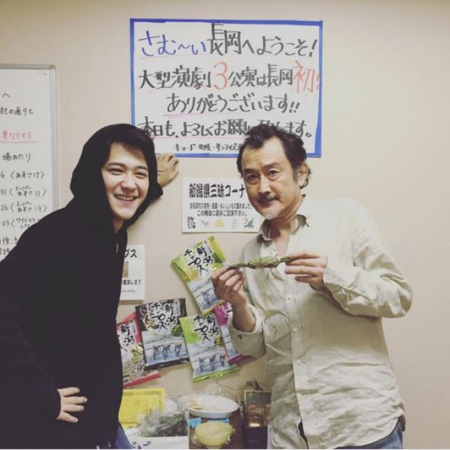 葉山奨之、吉田鋼太郎とツーショット